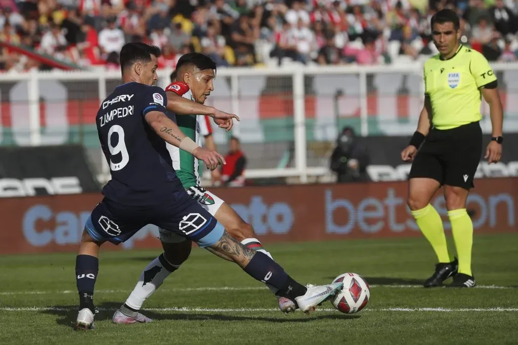 José Cabero observa un duelo entre Dilan Zúñiga y Fernando Zampedri: Palestino goleó por 3-0 a la UC aquel día. (Marcelo Hernández/Photosport).