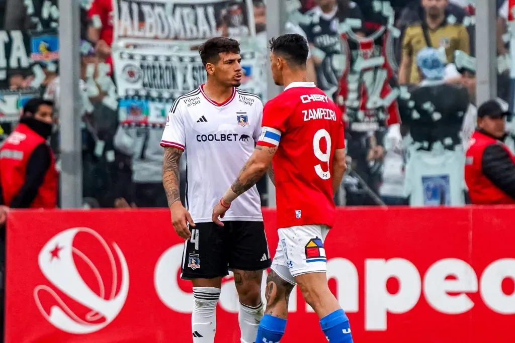 Otra imagen del cruce de Fernando Zampedri con Alan Saldivia en el Monumental. (Guille Salazar/RedGol).
