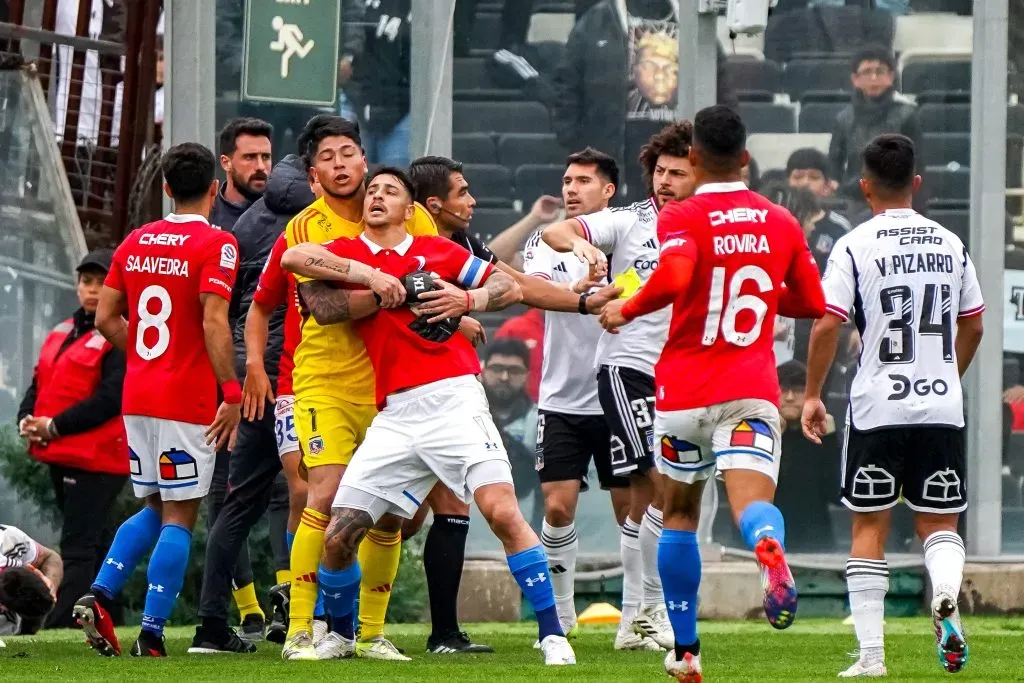 Brayan Cortés llegó a sacar a Fernando Zampedri. No le gustó nada al capitán de la UC. (Foto: Guille Salazar/RedGol).