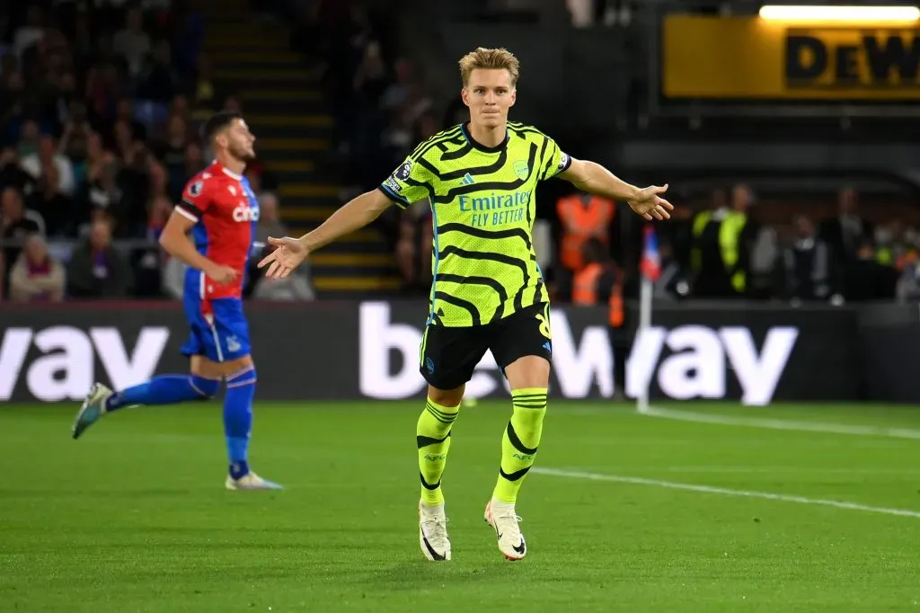 Martin Odegaard anotó de penal el gol del triunfo de Arsenal ante Crystal Palace. Foto: Getty Images.