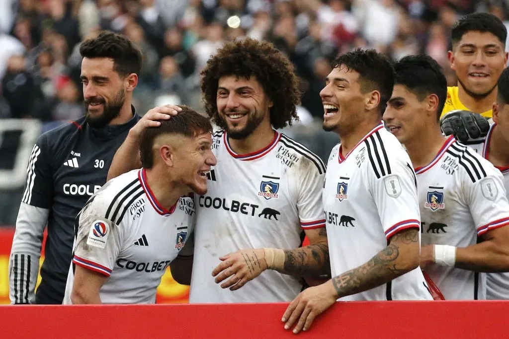 Falcón celebra con sus compañeros el triunfo de Colo Colo ante la UC (Photosport)