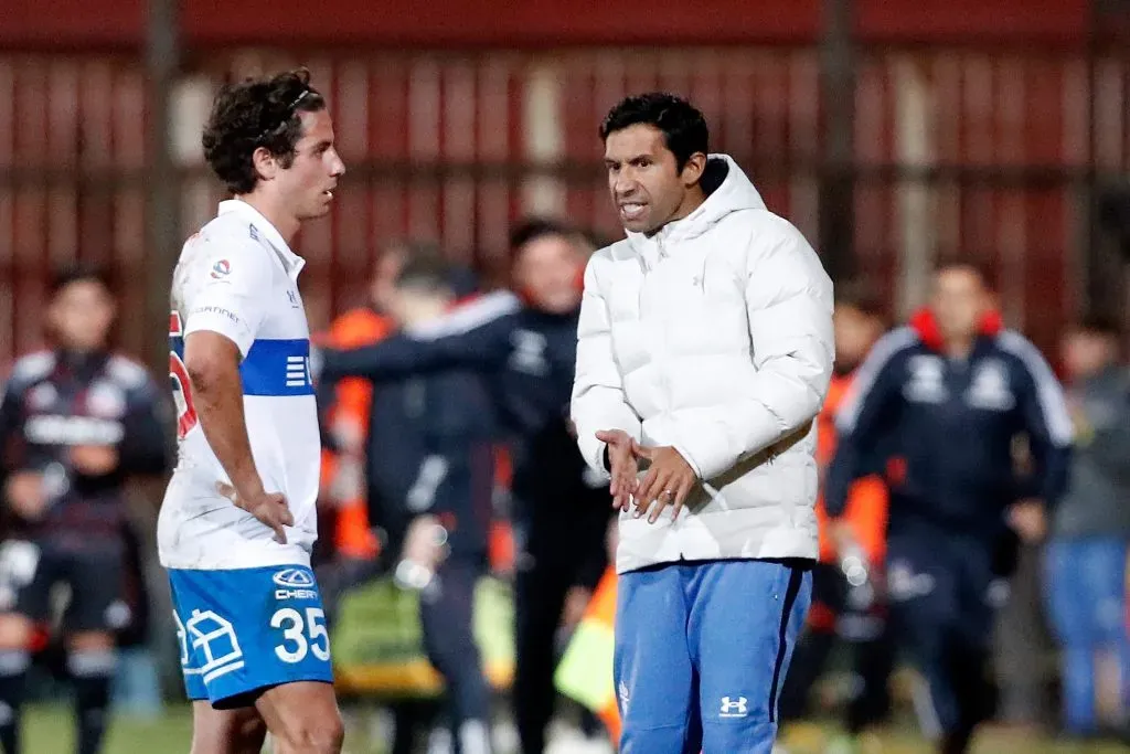 Nicolás Núñez le da indicaciones a Clemente Montes en el duelo de ida entre la UC y Colo Colo (Jonnathan Oyarzun/Photosport).