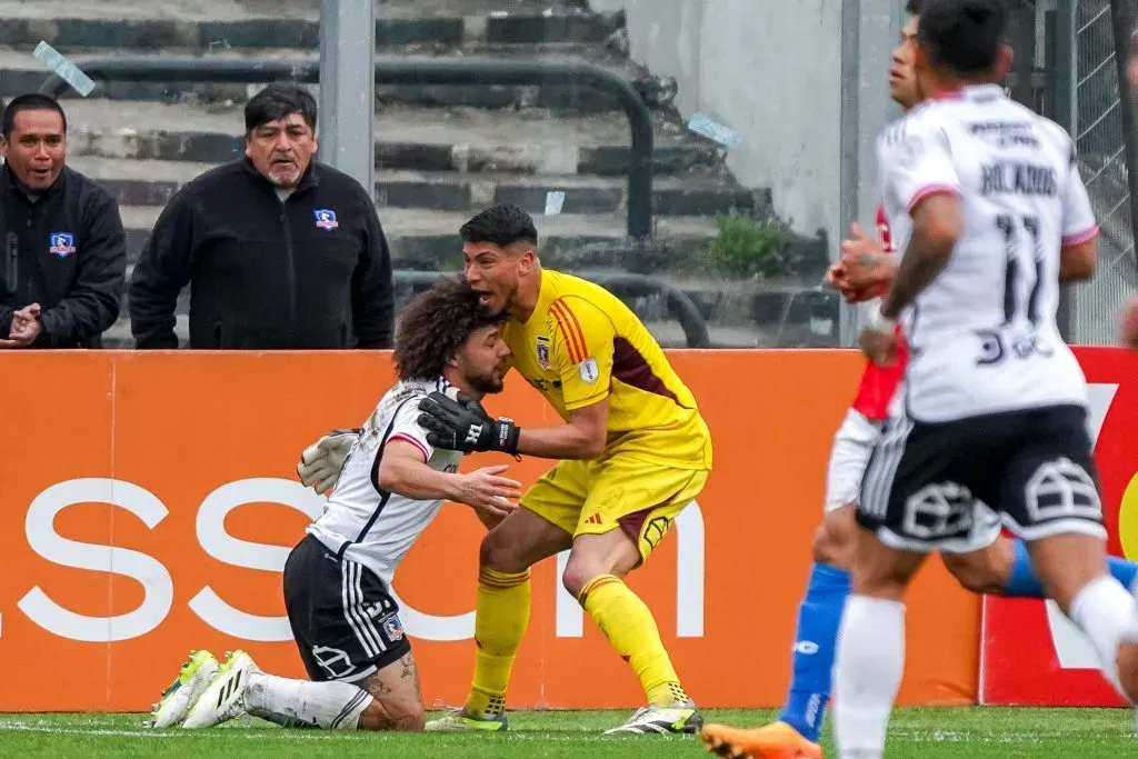 Brayan Cortés felicita a Peluca Falcón por la salvada ante el inminente empate de la UC. (Guille Salazar/RedGol).