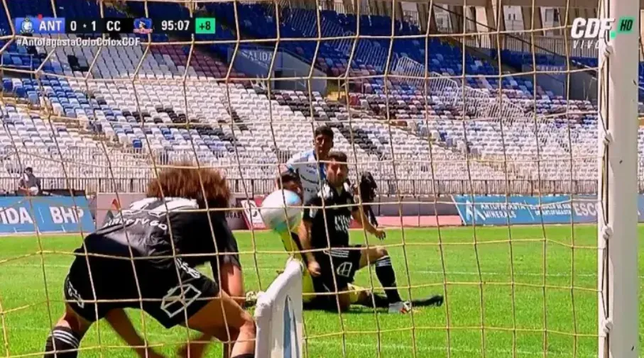 Peluca Falcón y una heroica acción sobre la raya que también valió un triunfo para Colo Colo. (Captura CDF).