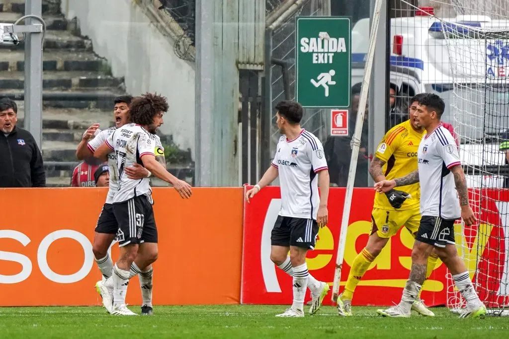 El capitán de Colo Colo, Esteban Pavez, también felicitó con fervor al salvador Peluca Falcón. (Guille Salazar/RedGol).