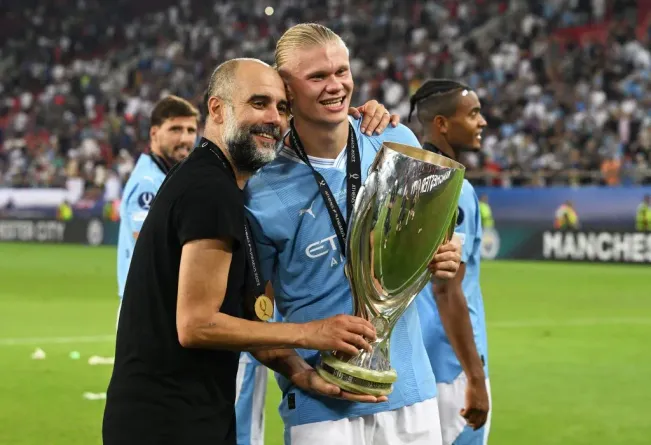 Guardiola sumó una nueva copa con el Manchester City al ganar la Supercopa de Europa. | Foto: Getty Images.