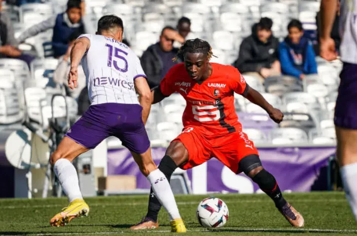Jérémy Doku ante Gabriel Suazo en el Rennes vs. Toulouse. (Getty Images).