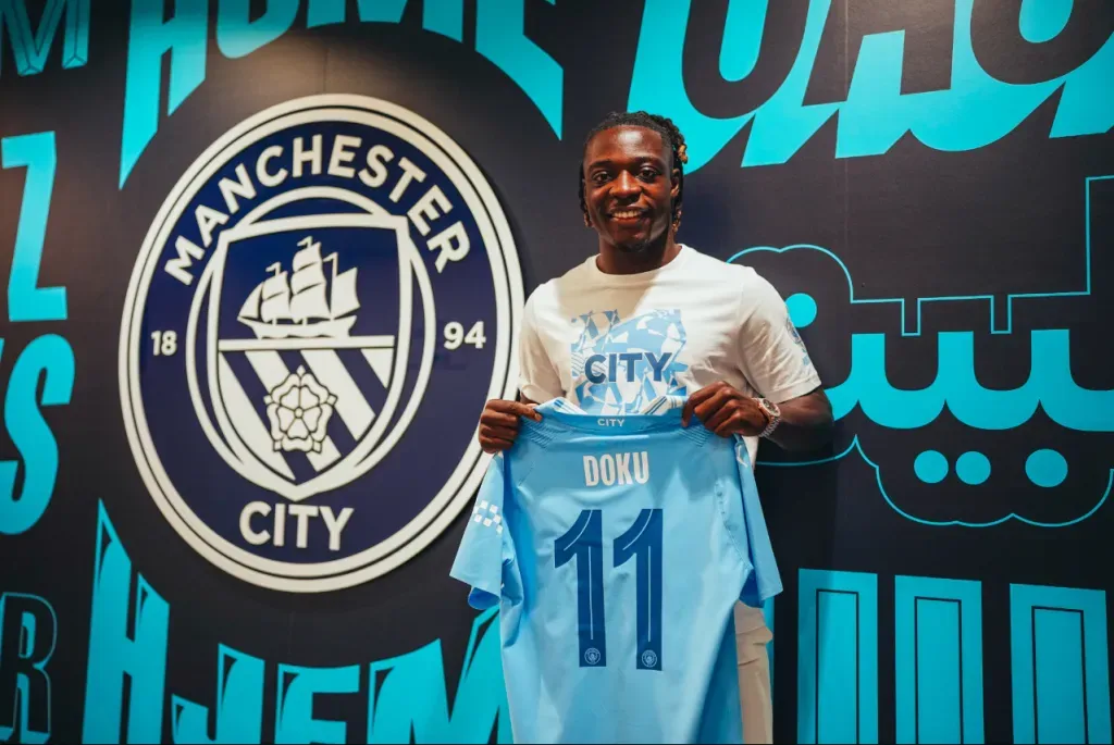Jérémy Doku luce la camiseta “11” del Manchester City. (Foto: MCFC).