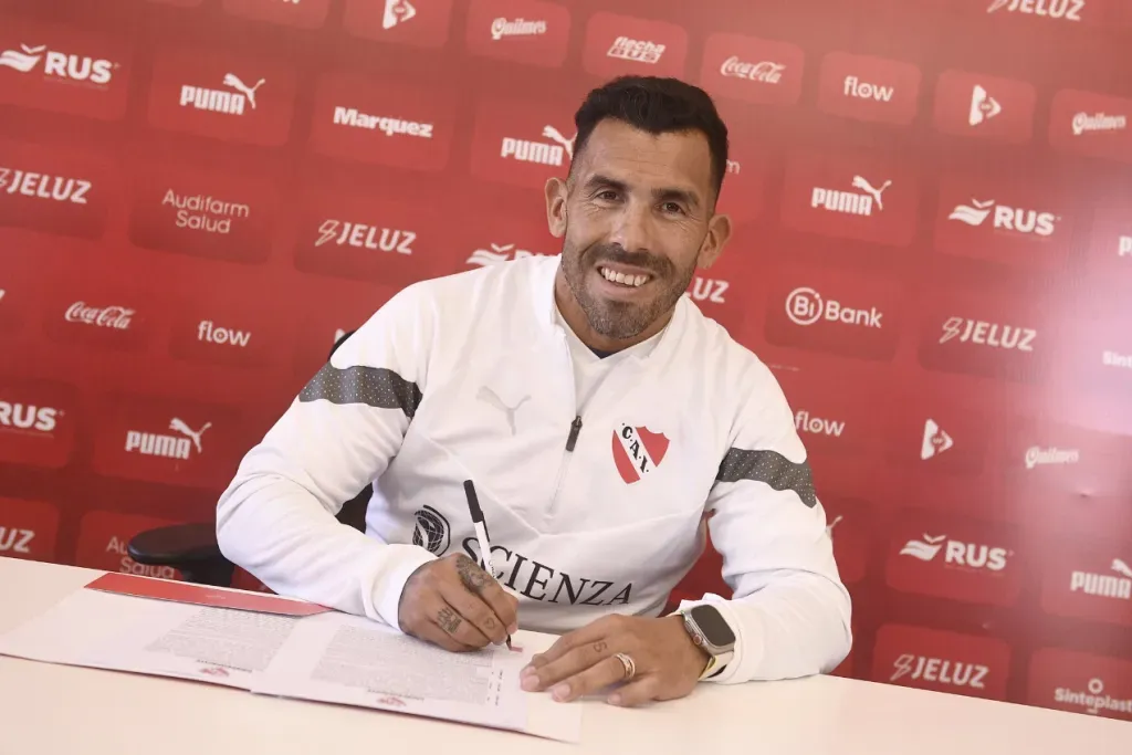 Carlos Tevez en la firma de su contrato como DT de Independiente. (Twitter Independiente).