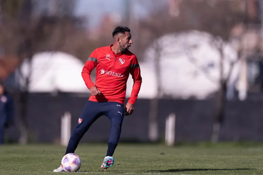Mauricio Isla en una de las prácticas de Independiente. (Foto: Comunicaciones Independiente).