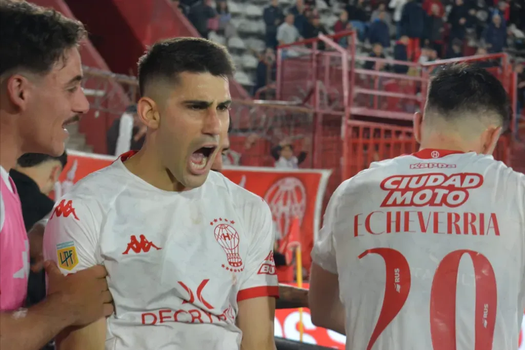 Rodrigo Echeverría celebra el gol de Huracán que anotó Nicolás Cordero de penal. (Foto: Huracán).