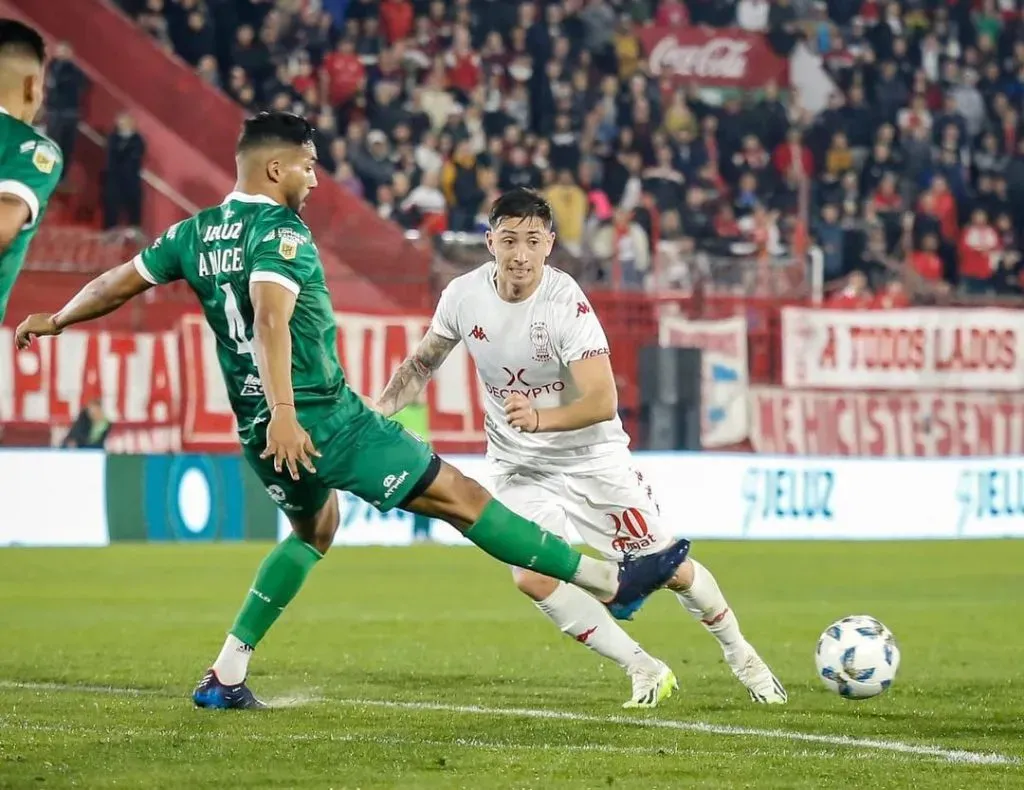 Otra imagen de Rodrigo Echeverría ante Banfield. (Foto: Huracán).