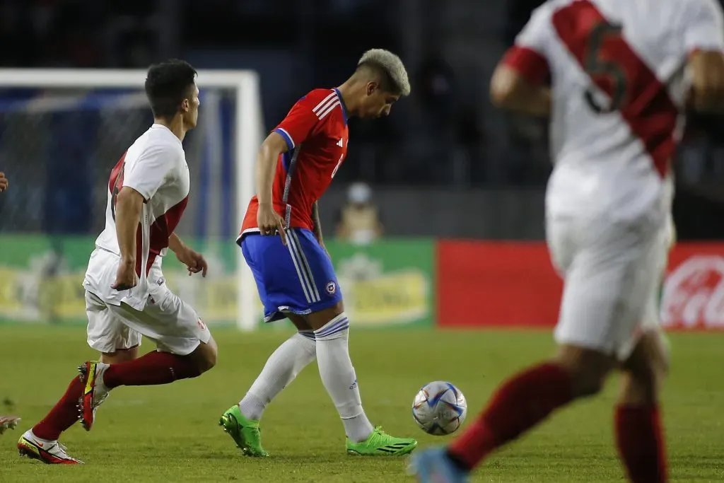 Williams Alarcón en acción por la selección chilena Sub 23 en el triunfo por 1-0 en un amistoso ante Perú disputado en el estadio Tierra de Campeones de Iquique. (Alex Díaz/Photosport).