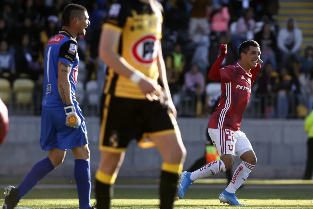 Así festejó Leo Fernández su único gol en Universidad de Chile. (Raúl Zamora/Photosport)