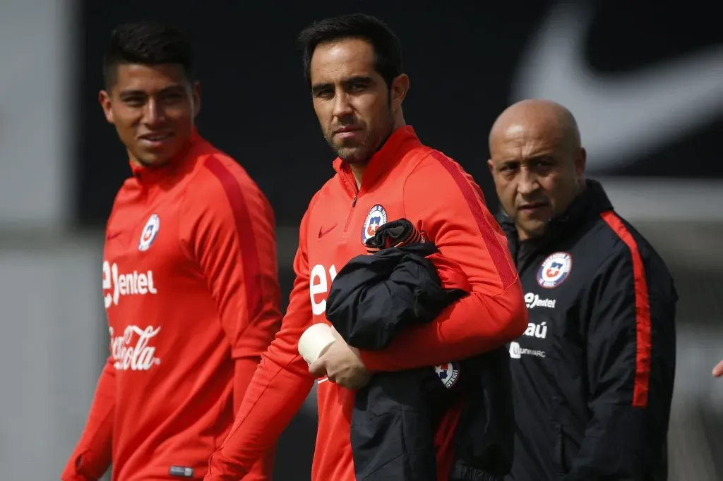 José Ovalle acompaña a Claudio Bravo y Brayan Cortés en un entrenamiento de la selección chilena. (Andrés Piña/Photosport).