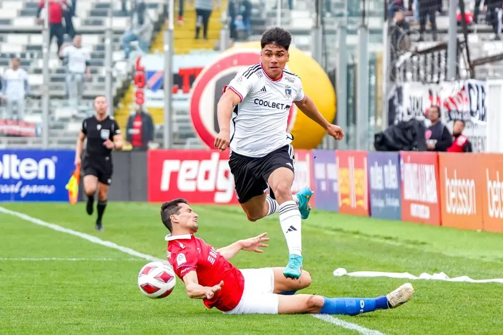 Guillermo Burdisso intentó barrer a Damián Pizarro, pero no pudo detener la carrera del “9” de Colo Colo. (Guille Salazar/RedGol).