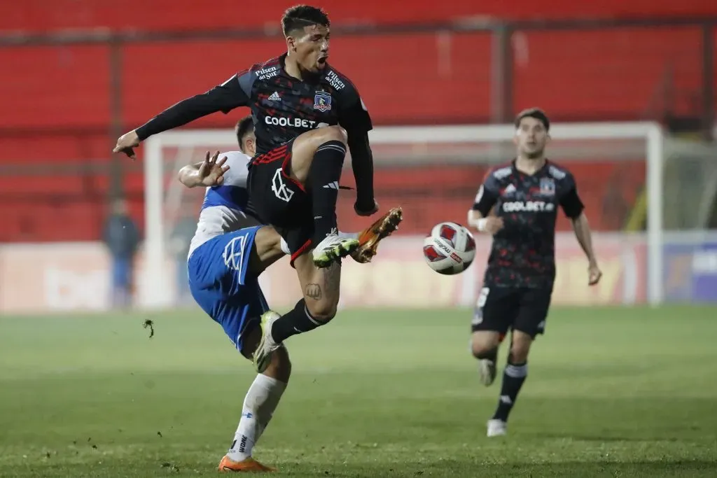 Alan Saldivia en acción durante la final de ida entre la UC y Colo Colo. (Jonnathan Oyarzún/Photosport).