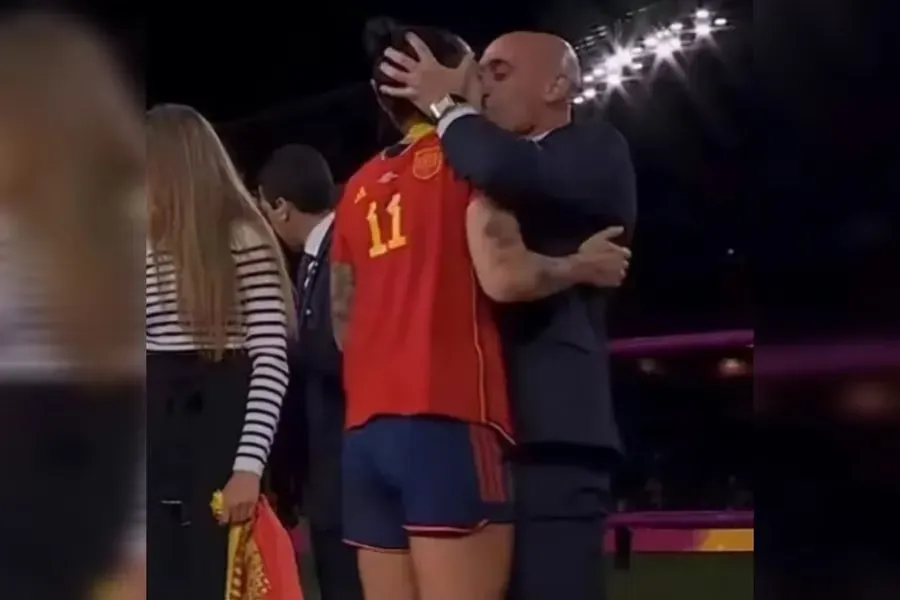 El beso de Luis Rubiales y Jennifer Hermoso desató toda una polémica en el fútbol español. | Foto: Captura.