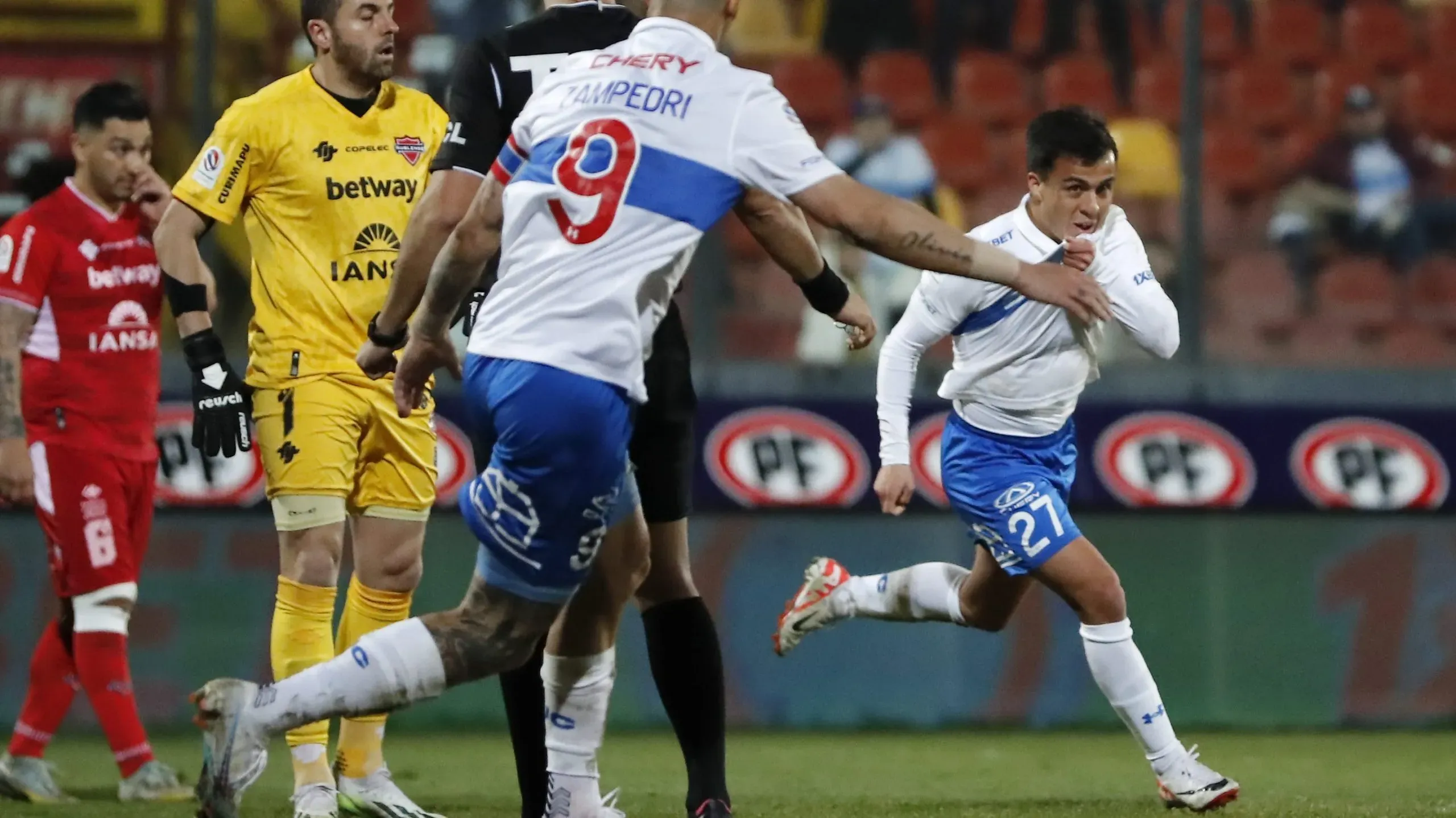 Jorge Ortiz anotó su primer gol como profesional junto a Universidad Católica. (Felipe Zanca/Photosport)