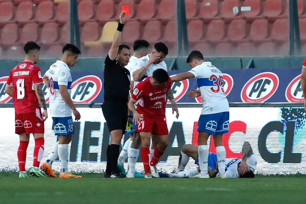 Raimundo Rebolledo expulsado tras grave falta y lesión a Eugenio Mena. (Jonnathan Oyarzun/Photosport)