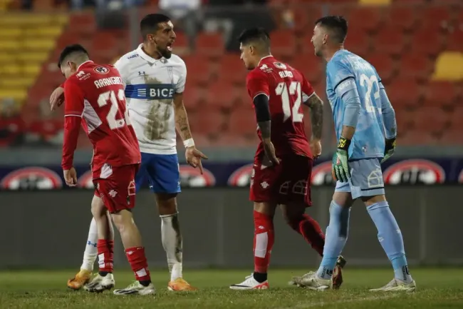 Una imagen más del cruce entre Branco Ampuero y Nicolás Peranic. (Jonnathan Oyarzún/Photosport).