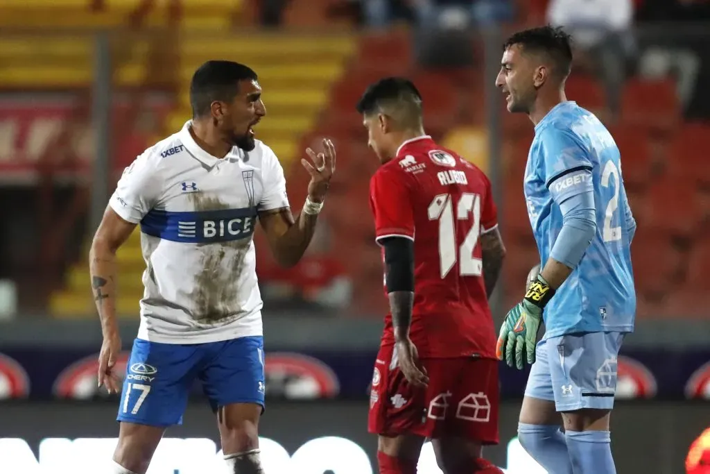 Branco Ampuero le exige explicaciones a Nicolás Peranic. Todo quedó en el anecdotario futbolero. (Jonnathan Oyarzún/Photosport).