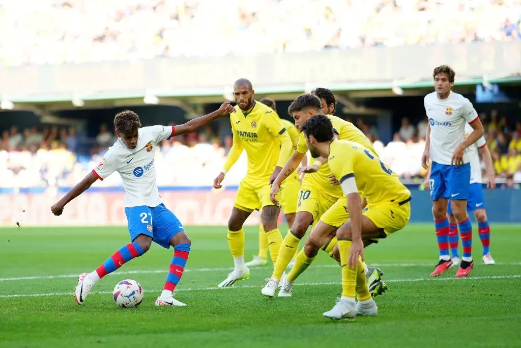 Lamine Yamal fue muy difícil de frenar para la defensa del Villarreal. (Alex Caparros/Getty Images).