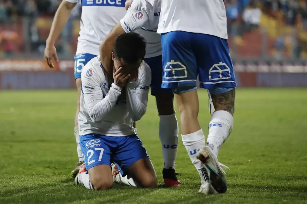 Jorge Ortiz se emocionó mucho tras su primer gol con la Católica. (Felipe Zanca/Photosport).