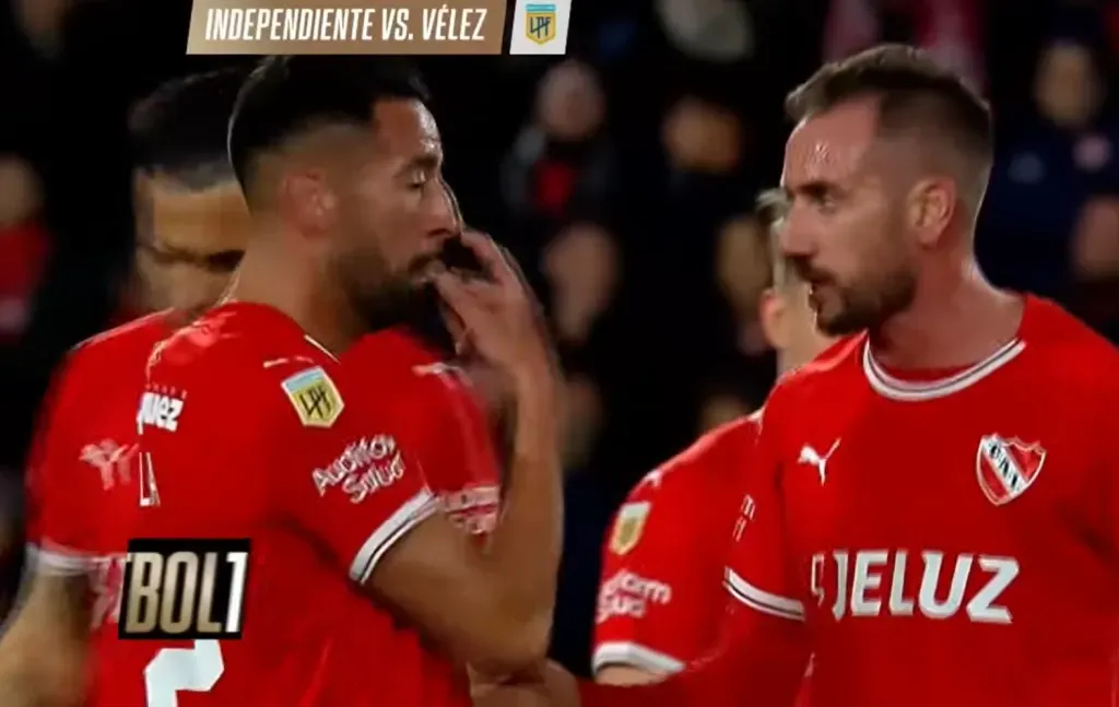 Federico Mancuello le traslada a Mauricio Isla unas indicaciones de Carlos Tevez, el DT de Independiente. (Captura ESPN Fútbol 1).