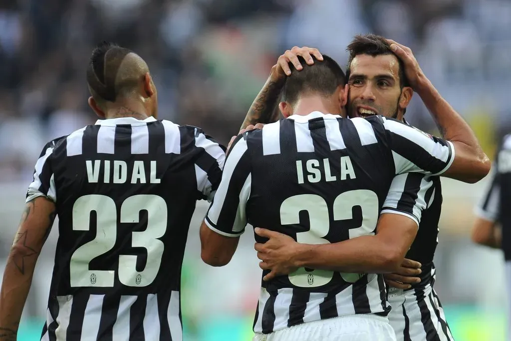 Carlos Tevez celebra con Mauricio Isla y Arturo Vidal en la Juventus de Italia. (Valerio Pennicino/Getty Images).