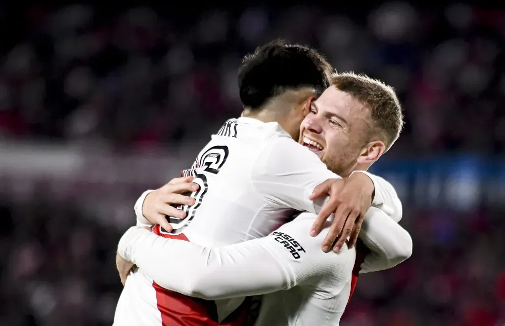 Otro abrazo de Pablo Solari con Lucas Beltrán, el socio del Pibe que dejó River para fichar en la Fiorentina de Italia. (Marcelo Endelli/Getty Images).