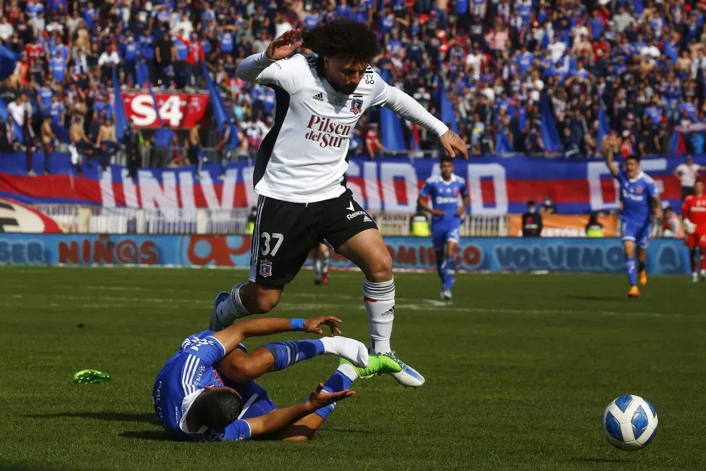 El Peluca Falcón le gana un balón al Chorri Palacios en un Superclásico disputado en Talca: Colo Colo ganó 3-2 a la U. (Jonnathan Oyarzún/Photosport).