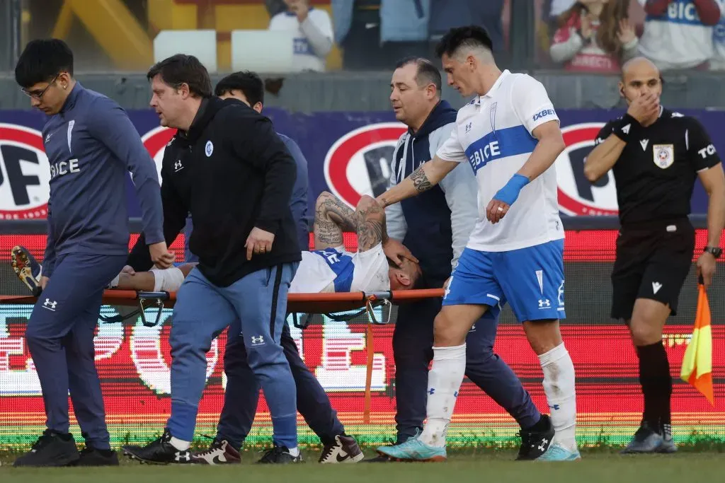 Eugenio Mena sufrió una terrible lesión en el choque de la UC ante Ñublense. | Foto: Photosport