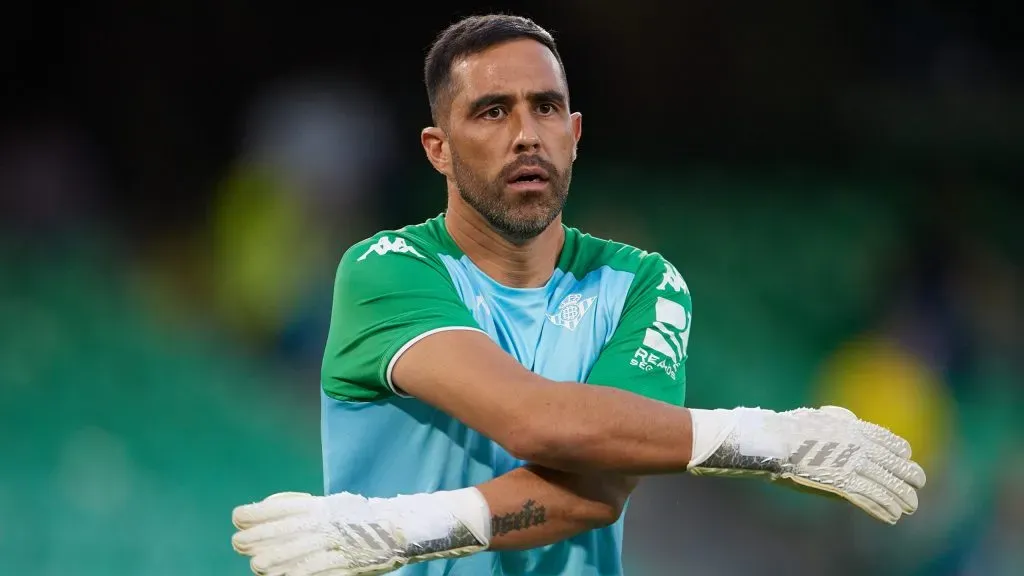 Claudio Bravo no ha sumado minutos en lo que va de temporada. Sin embargo, la salida de Rui Silva puede darle la camiseta estelar. Foto: Getty Images.