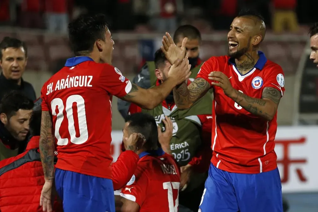 Charles Aránguiz y Arturo Vidal festejan un gol de Chile en la Copa América 2015, el primer título de la Roja en esa competencia. (Andrés Piña/Photosport).