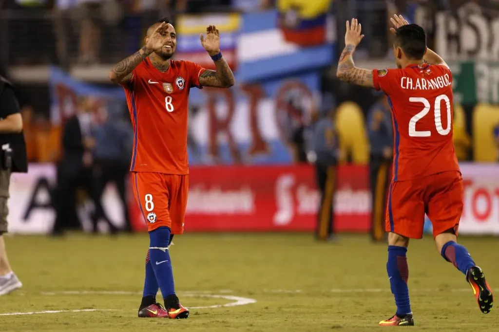 Arturo Vidal felicita a Charles Aránguiz luego del gol de penal del Príncipe en la final de la Copa América del Centenario. (Foto: Andrés Piña/Photosport).