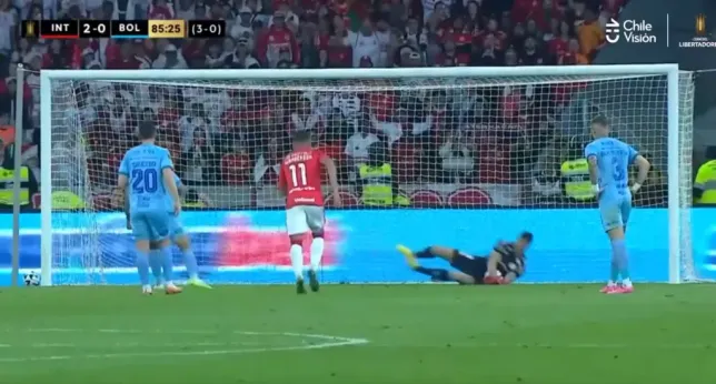 Sergio Rochet se quedó con el remate de Ronnie Fernández con facilidad. (Captura CHV).