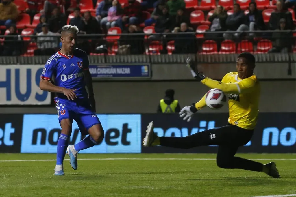 La definición de Leandro Fernández para anotar el descuento de la U ante Unión La Calera. (Sebastián Cisternas/Photosport).