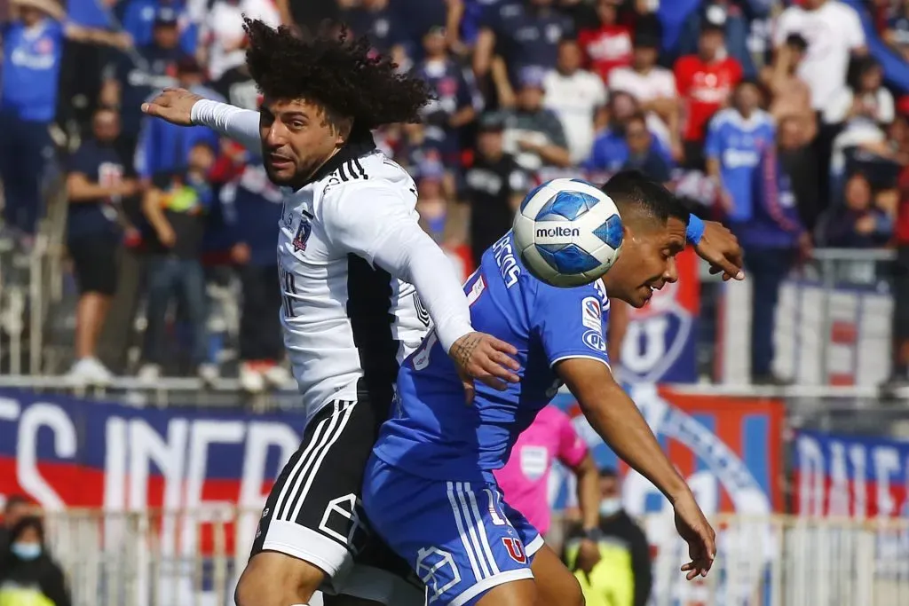 Peluca Falcón disputa un balón aéreo con su compatriota uruguayo Chorri Palacios. (Jonnathan Oyarzún/Photosport).