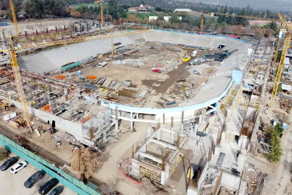 San Carlos de Apoquindo está en remodelación y la UC lo aprovechó para vender la tierra de la cancha. Foto: Photosport.