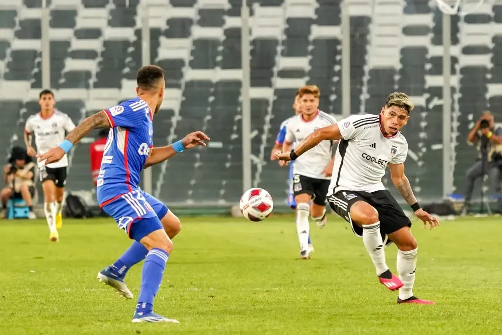 Carlos Palacios encara a Matías Zaldivia, un duelo que no podrá darse en el Superclásico 194 del fútbol chileno. (Guille Salazar/RedGol).