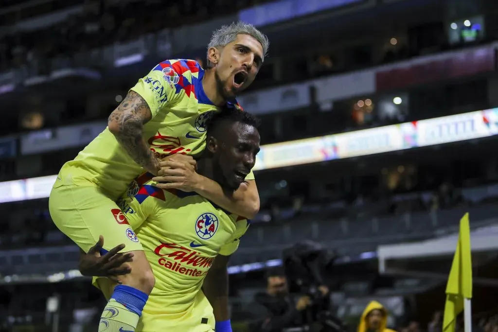 Diego Valdés festeja con el colombiano Julián Quiñones, quien le dijo no a su país natal y jugará por la selección de México. (Agustín Cuevas/Getty Images).