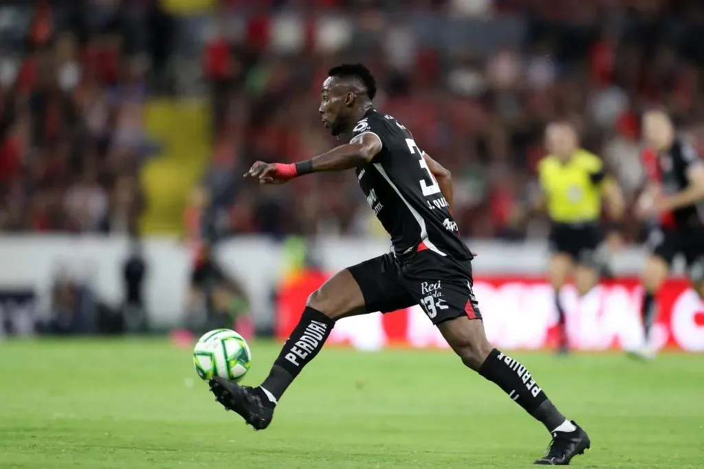 GUADALAJARA, MEXICO – MAY 11: Julian Quiñones of Atlas drives the ball during the quarterfinals first leg match between Atlas and Chivas as part of the Torneo Clausura 2023 Liga MX at Jalisco Stadium on May 11, 2023 in Guadalajara, Mexico. (Photo by Refugio Ruiz/Getty Images)