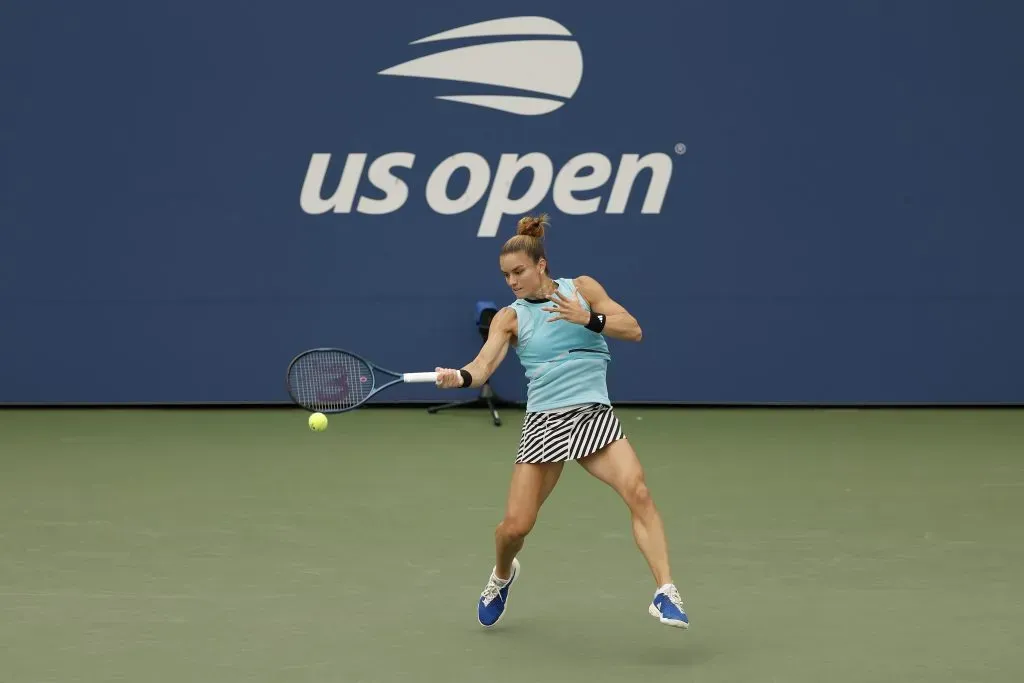 Maria Sakkari cayó en primera ronda del US Open ante Rebeka Masarova, y tras el partido ambas acusaron sentir olor a marihuana en la cancha 17. | Foto: Getty