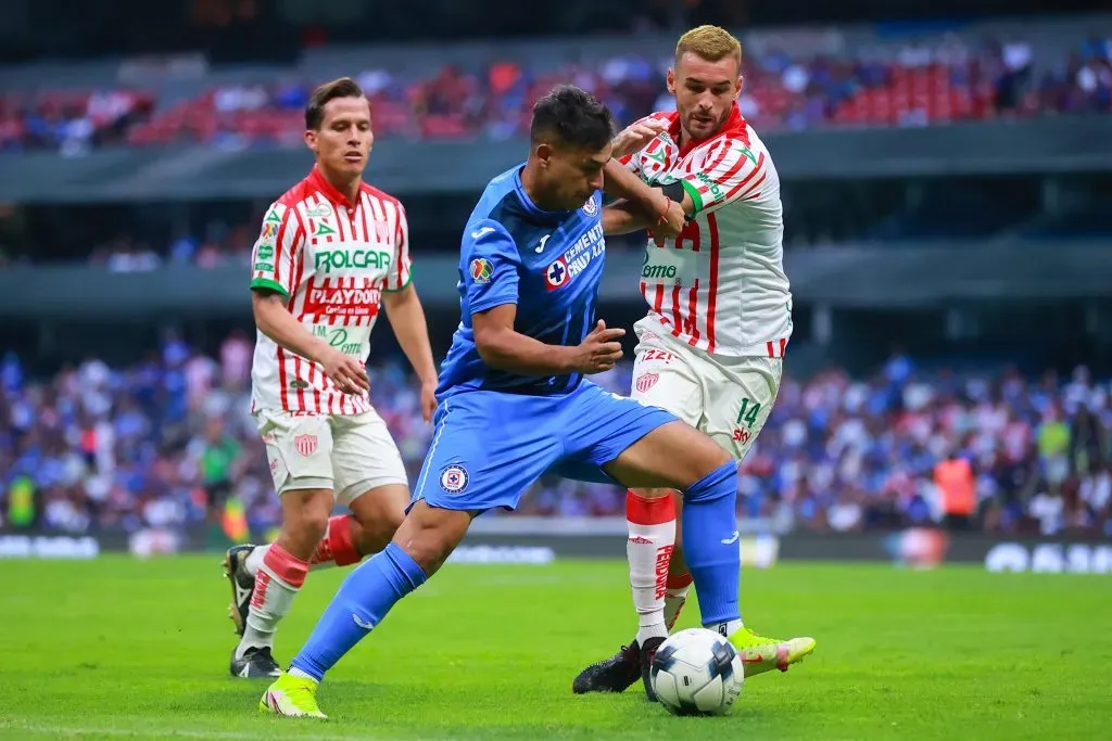 Iván Morales lucha un balón con Fabricio Formiliano, el defensa que el manager de San Lorenzo de Almagro descartó. (Hector Vivas/Getty Images).