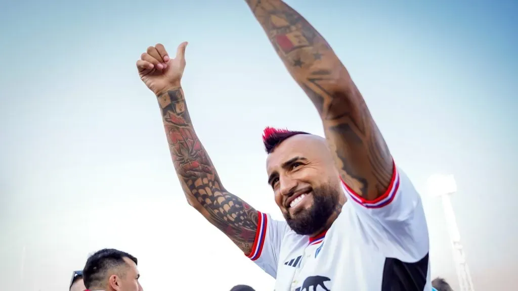 Arturo Vidal con la camiseta de Colo Colo