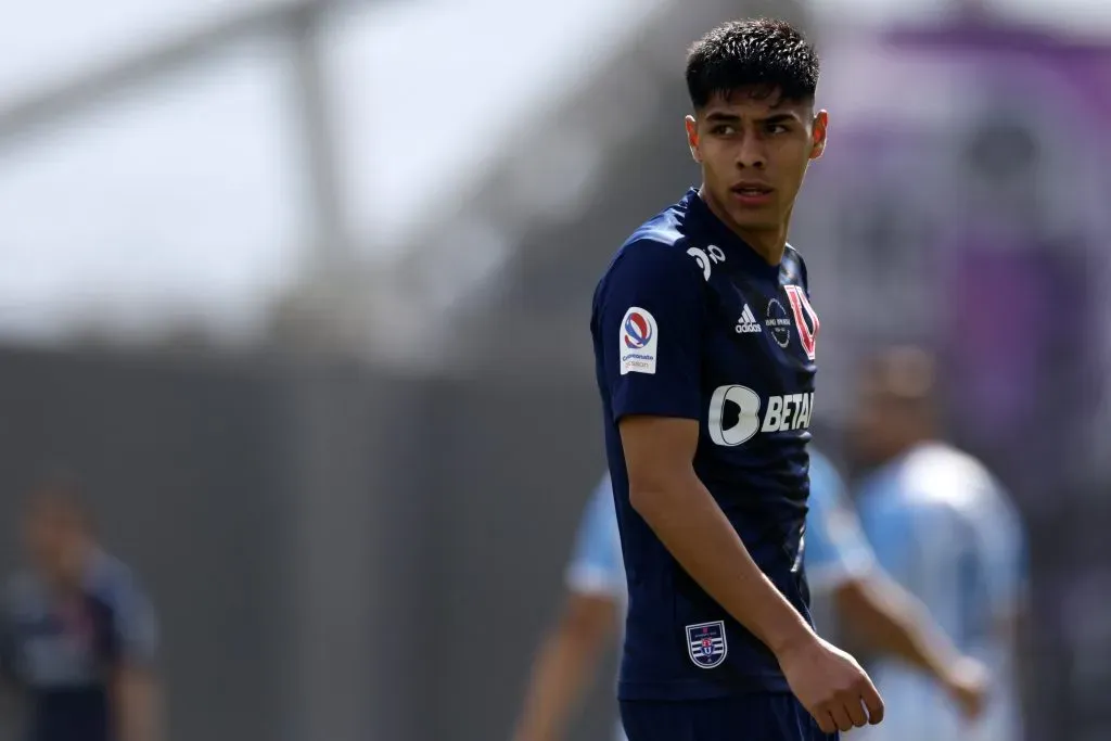 Darío Osorio en un duelo entre Universidad de Chile y Magallanes. (Andrés Piña/Photosport).