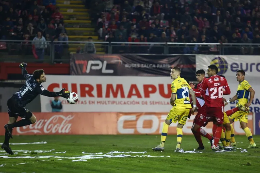 Franco Torgnascioli sostuvo cuanto pudo de los ataques de Ñublense. Acá tapa de gran manera un cabezazo de Nicolás Zalazar. (Mauricio Ulloa/Photosport).