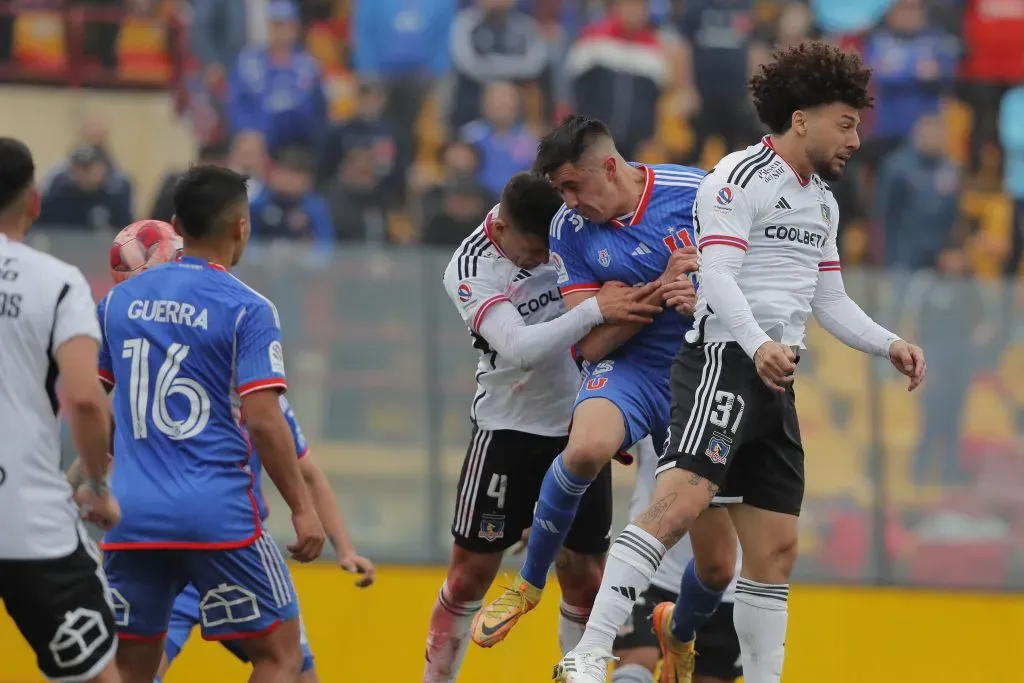 El momento en que Ignacio Tapia les gana a Falcón y Saldivia para marcar el 1-1 en el Superclásico 194. (Javier Torres/Photosport).
