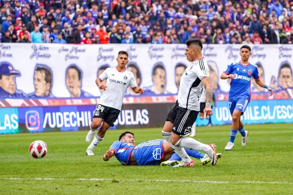 Carlos Palacios traba con Emmanuel Ojeda en el Superclásico 194. (Guille Salazar/RedGol).